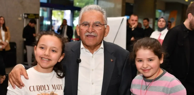 YOĞUN KATILIMLA DEVAM EDEN KİTAP FUARI’NDA BAŞKAN BÜYÜKKILIÇ’A SEVGİ SELİ
