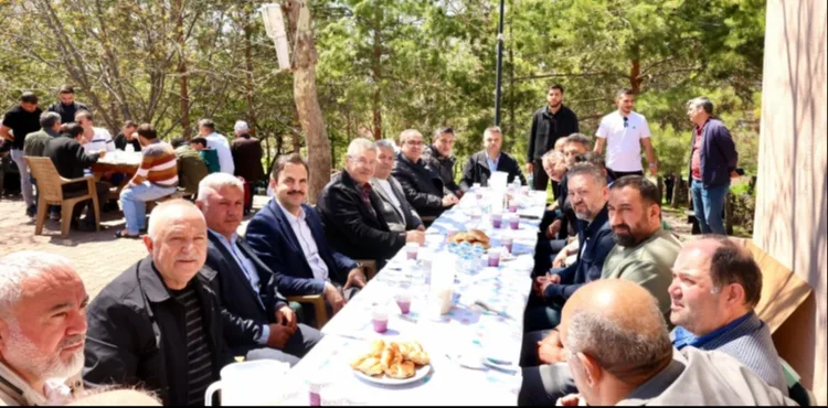 Kayseri Şeker yöneticileri, Mahzemin Mahallesi’nde geleneksel olarak düzenlenen Yağmur/Şükür Duası programına katıldı.
