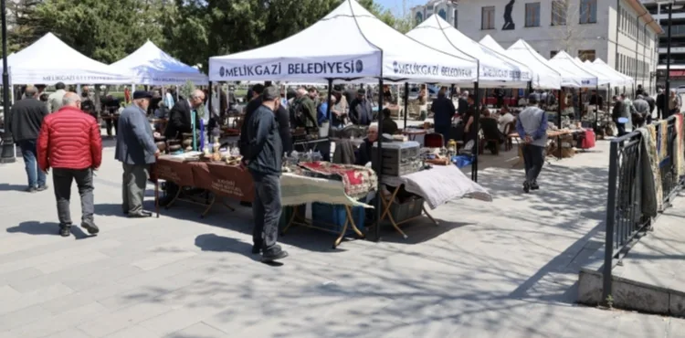 MELİGAZİ BELEDİYESİ ANTİKA PAZARI KOLEKSİYONERLERİ BİR ARAYA GETİRDİ