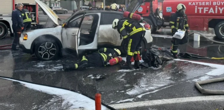 Kayseri’de seyir halindeki elektrikli otomobilde yangın
