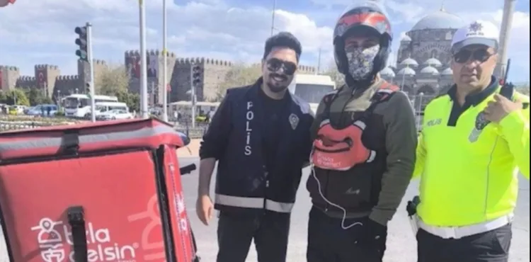 Polis, boğazına cisim kaçan kuryeyi Heimlich manevrası ile kurtardı