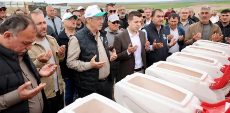 KAYSERİ ŞEKER SAHADA ÇİFTÇİ İLE OMUZ OMUZA