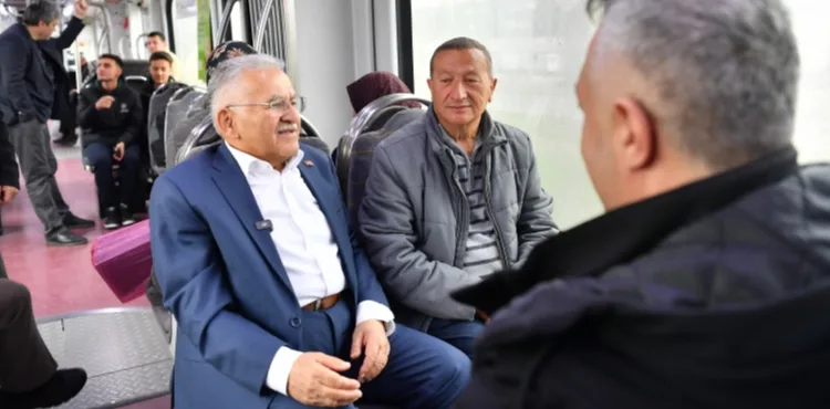 BAŞKAN BÜYÜKKILIÇ’TAN TRAMVAYDA SICAK VE SAMİMİ YOLCULUK