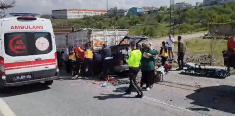 Hacılar’da otomobilin kamyona çarptığı kazada anne öldü, oğlu yaralandı