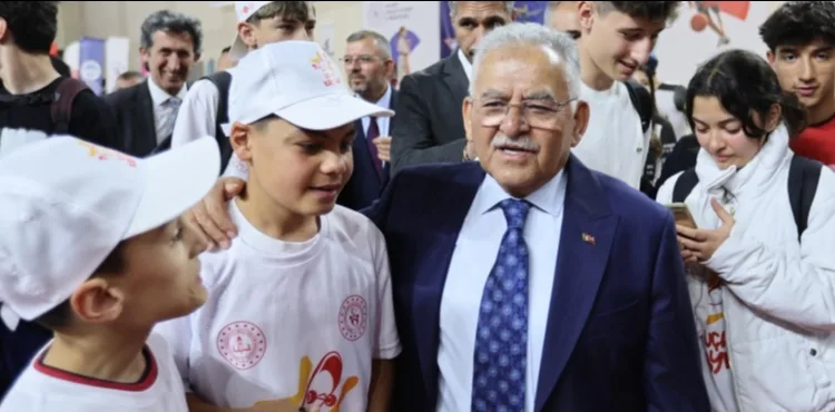 BAŞKAN BÜYÜKKILIÇ, UÇAN KAYKAY PROJESİ’NDE GENÇLERLE BULUŞTU