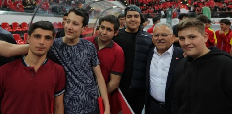 BAŞKAN BÜYÜKKILIÇ, SPOR OYUNLARI ÖDÜL TÖRENİ’NDE KONUŞTU: “BAŞARIDAN BAŞARIYA KOŞACAKSINIZ”