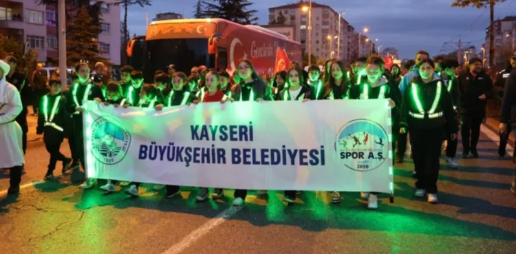19 MAYIS’IN MEŞALESİ KAYSERİ’DE BİNLERLE YÜRÜDÜ
