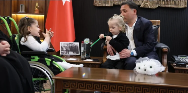 Vali Çiçek’ten engelli birey Rüveyda Tanış ve ailesini makamında kabul etti