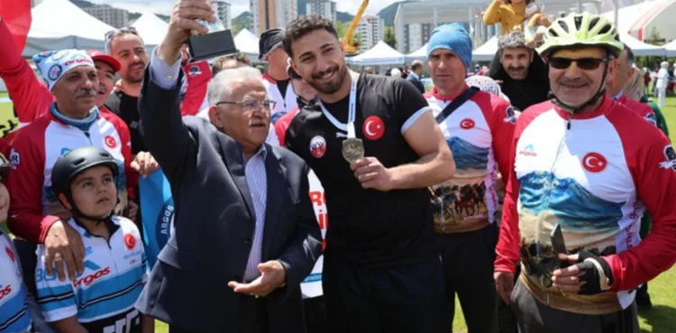 BAŞKAN BÜYÜKKILIÇ, 19 MAYIS KUTLAMALARINDA GENÇLERİN COŞKUSUNA ORTAK OLDU