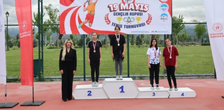 BÜYÜKŞEHİR’DEN 19 MAYIS’A YAKIŞAN TENİS TURNUVASI