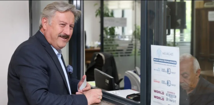 BAŞKAN PALANCIOĞLU, BELEDİYE VEZNESİNDE VERGİSİNİ ÖDEDİ