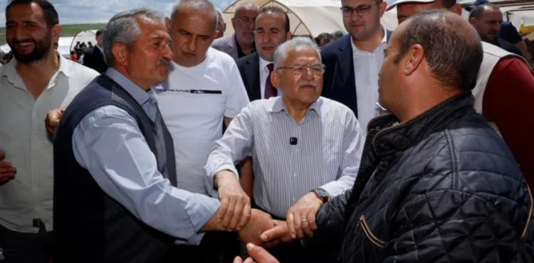 BAŞKAN BÜYÜKKILIÇ, ERKİLET KURBAN PAZARI’NDA SIKI PAZARLIĞA KATILDI