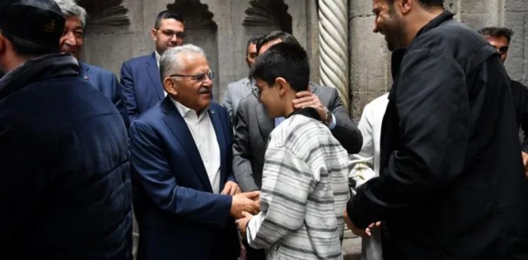 BAŞKAN BÜYÜKKILIÇ, BAYRAM SABAHINDA VATANDAŞLARLA BAYRAMLAŞTI