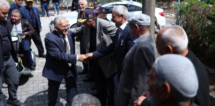 BAŞKAN BÜYÜKKILIÇ, ŞEHRİN DÖRT BİR YANINDA BAYRAM SEVİNCİNİ KAYSERİLİLERLE BİRLİKTE YAŞADI
