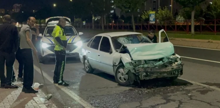 KAYSERİ’DE İKİ OTOMOBİL ÇARPIŞTI: 2 YARALI