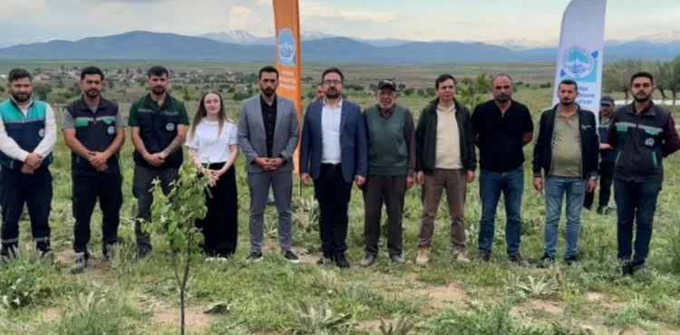KAYSERİ BÜYÜKŞEHİR’DEN GELECEĞE NEFES: DEVELİ’DE 2 BİN 500 FİDAN TOPRAKLA BULUŞTU