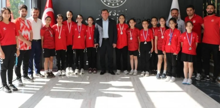 Badminton sporcularından İl Müdürü Kabakcı’ya ziyaret