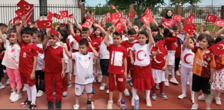 BÜYÜKŞEHİR’İN ÇOCUK KÜTÜPHANESİ MİNİKLERİNDEN A MİLLİ TAKIMA YÜREKLERİ ISITAN DESTEK