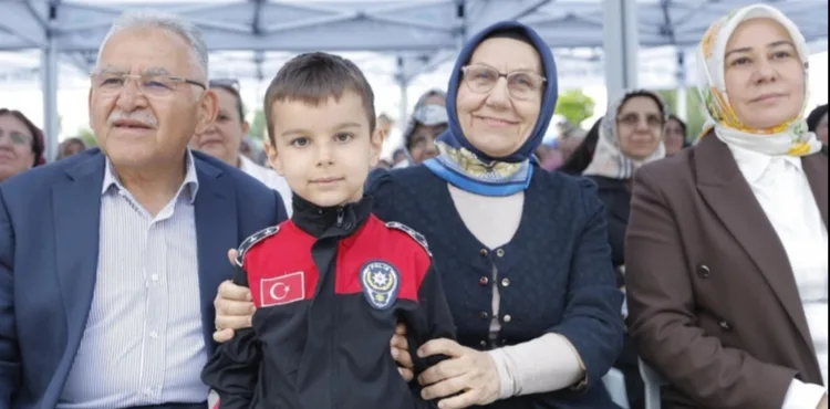 BAŞKAN BÜYÜKKILIÇ, KAYMEK’İN 1.200 ESERLİK YIL SONU SERGİSİNİ AÇTI