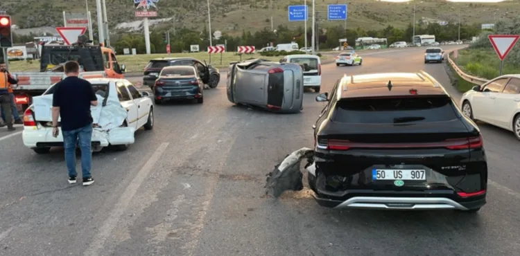 4 aracın karıştığı zincirleme kazada 4 yaralı