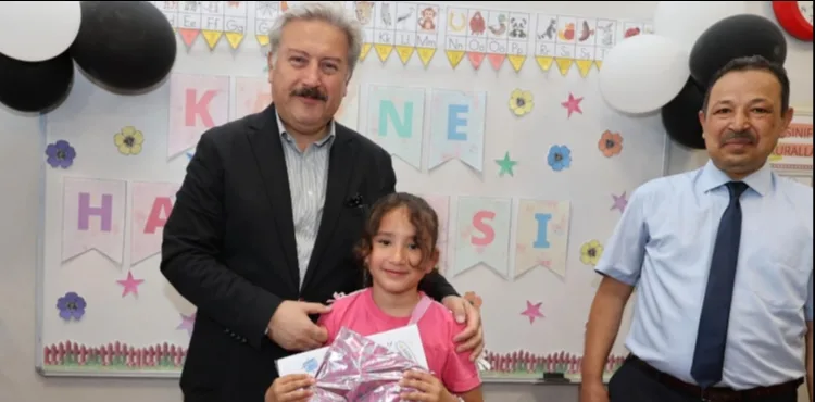BAŞKAN PALANCIOĞLU, ÖĞRENCİLERİN KARNE HEYECANINA ORTAK OLDU