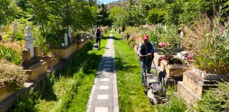 BÜYÜKŞEHİR’DEN ASRİ MEZARLIKTA TEMİZLİK ÇALIŞMASI