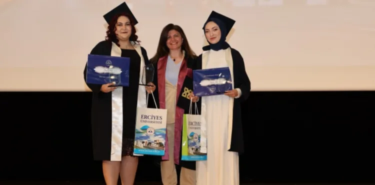 ERÜ Mimarlık Fakültesi’nde Mezuniyet Sevinci