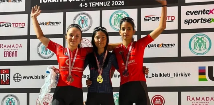 Kayserili bisikletçiler Erzincan'da madalyaları topladı