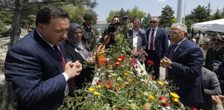 VALİ ÇİÇEK VE BAŞKAN BÜYÜKKILIÇ, 15 TEMMUZ ŞEHİTLERİ DOĞANAY VE YİĞİT’İ KABRİ BAŞINDA ANDI