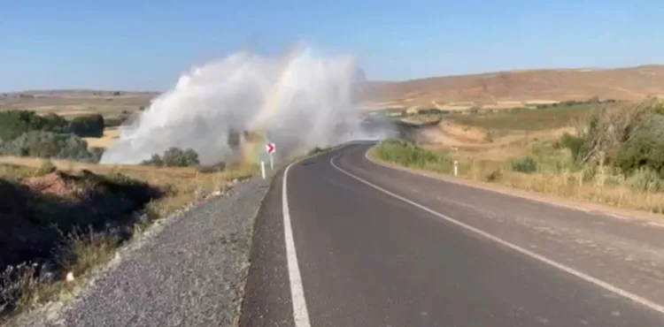 Bünyan’da su borusu patladı, metrelerce yükselen su kamerada