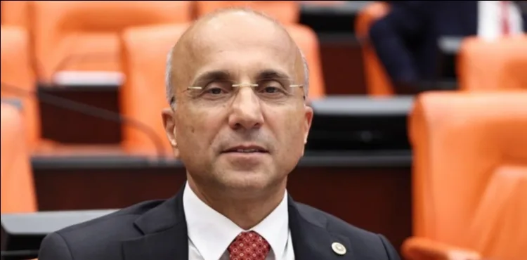Yeni Parti’li Genç’ten Atatürk posterindeki 6 okun kesilmesine tepki