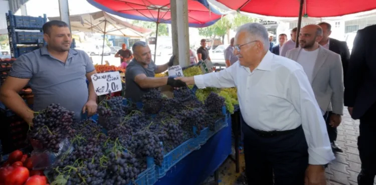 BAŞKAN BÜYÜKKILIÇ, HÜRRİYET PAZAR YERİ'NDE ESNAF VE VATANDAŞLARLA BULUŞTU