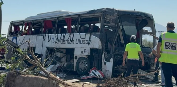 KAYSERİ’DE YOLCU OTOBÜSÜ DEVRİLDİ: 1 ÖLÜ, 23 YARALI