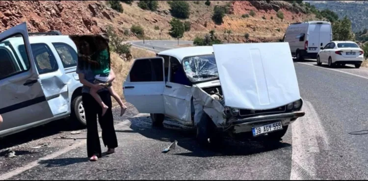 Yahyalı’da hafif ticari araç ile otomobil çarpıştı: 3 yaralı