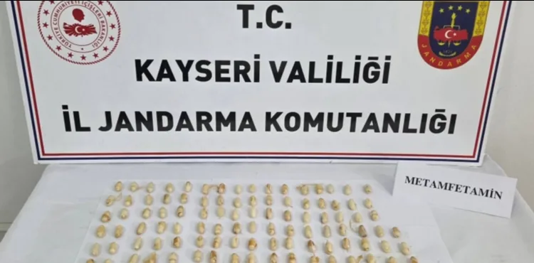 Develi’de uyuşturucuyu bağırsaklarında taşıdı