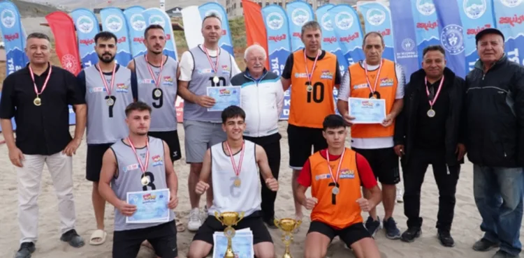 ERCİYES’TE SIRA DIŞI HENTBOL: TÜRKİYE’DE İLK KEZ 2 BİN 200 METREDE PLAJ HENTBOLU OYNANDI