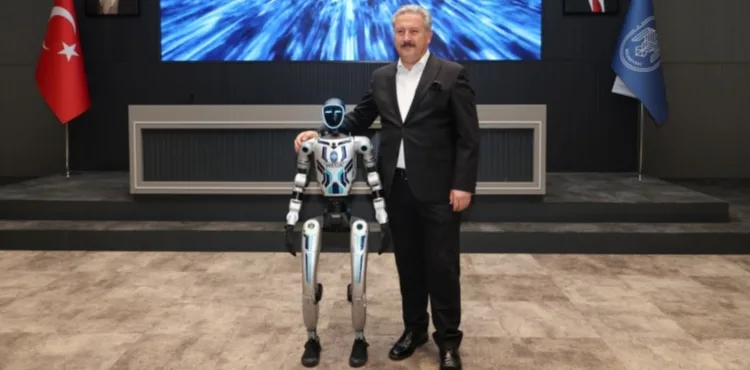 BELEDİYECİLİKTE ÇIĞIR ATAN HAMLE: İNSANSI ROBOT MEGA BASINA TANITILDI