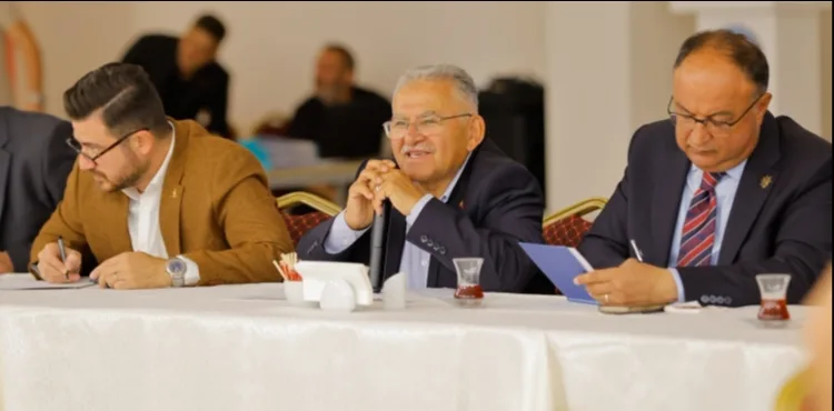 BAŞKAN BÜYÜKKILIÇ, TOMARZA’DA MUHTARLARLA İSTİŞARE ETTİ