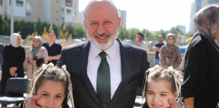 BAŞKAN ÇOLAKBAYRAKDAR, İLK DERS ZİLİNDE ÇOCUKLARIN HEYECANINA ORTAK OLDU