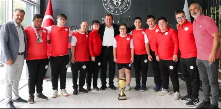Türkiye şampiyonu özel sporculardan Kabakcı’ya ziyaret