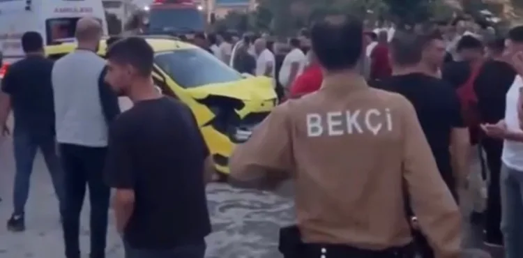 Develi’de kontrolden çıkan minibüs taksiyi sürükledi: 2 yaralı