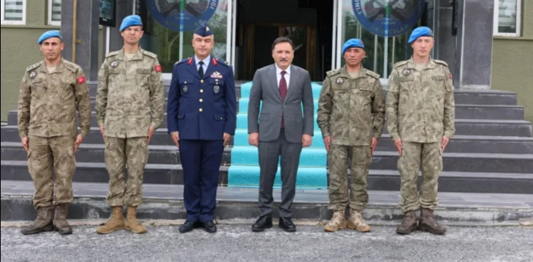 VALİ ÇİÇEK’TEN KOMUTANLARA HAYIRLI OLSUN ZİYARETİ