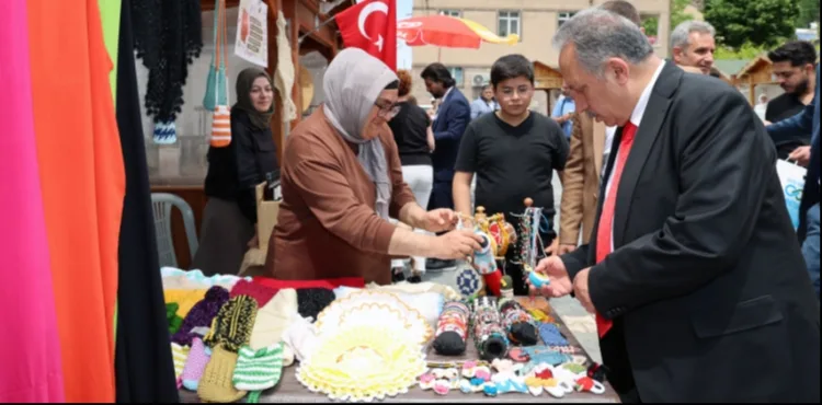 BU PAZAR MAHARETLİ ELLER VAR