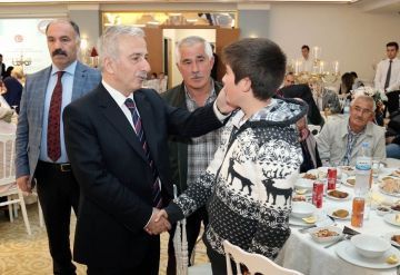 Vali Kam ftar Yemeinde ehit Aileleriyle Bir Araya Geldi