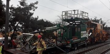 Florya'da banliy hattnda test sr yapan iki tren arpt
