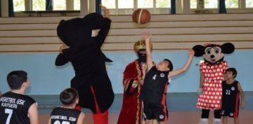 Minik basketbolcular, izgi film karakterleri ile ma yapt