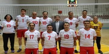 l Salk Mdrl Voleybol Takm eyrek Finalde