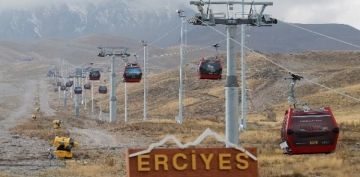 Erciyes'te karlama makineleri pistlerdeki yerini ald