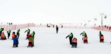 Erciyes'te eler aras 'Artk ekilmez oldun' kzak yarmas  