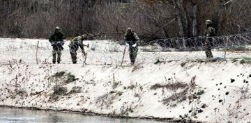 Yunanistan Meri kysna dikenli ve jiletli tel ekiyor